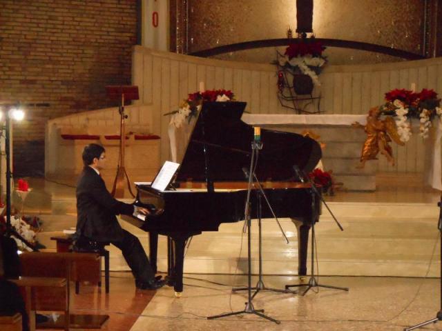 Luigi Mastracci al pianoforte mentre esegue “Sogno” di Francesco Marino